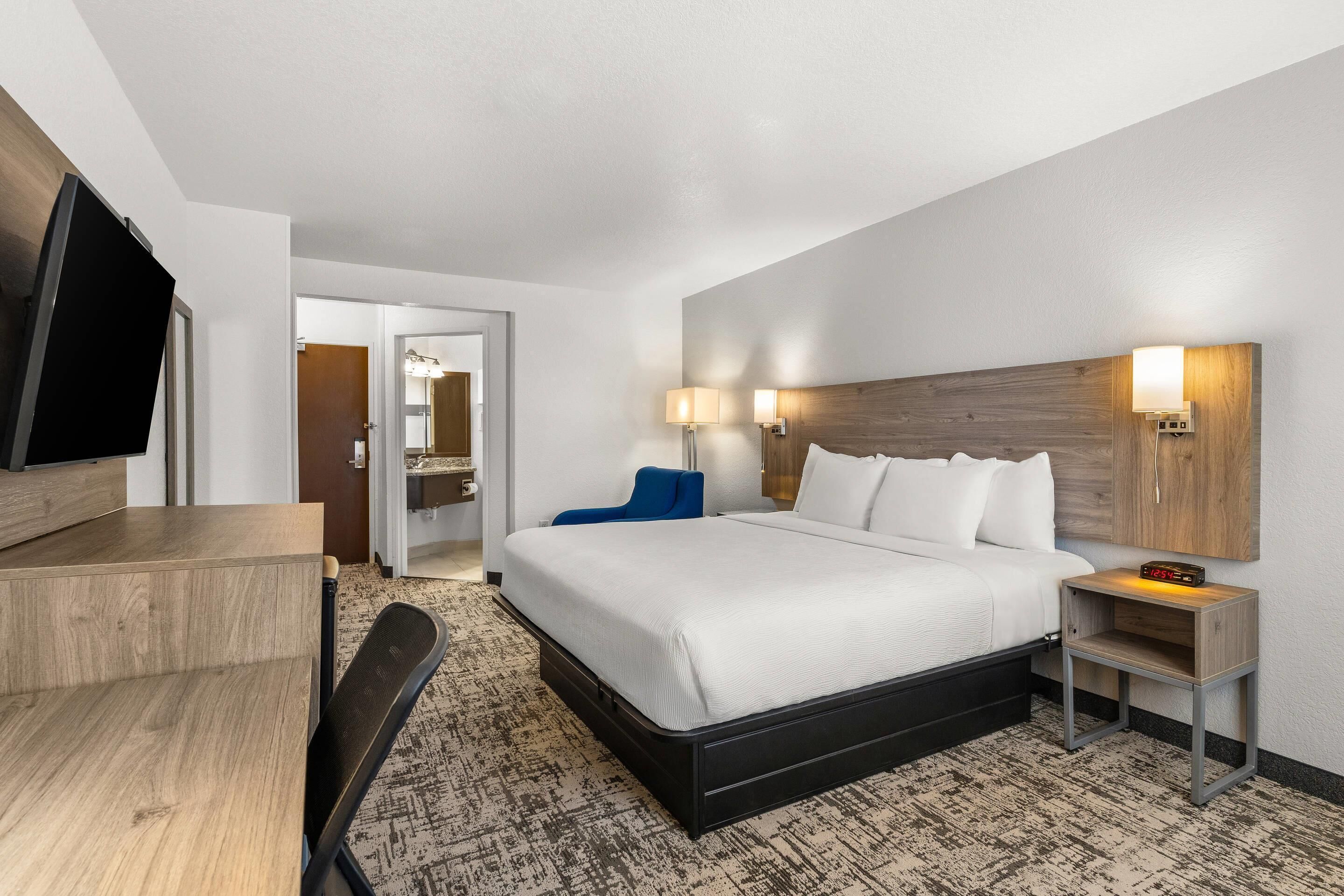 Pillowtop beds, desk, laptop workspace, blackout drapes