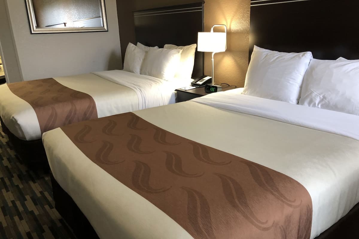 Camas con pillow-top, escritorio y espacio para trabajar con laptop