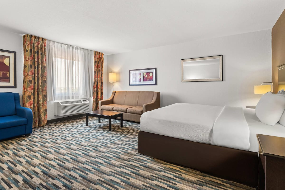 1 bedroom, pillow-top beds, desk, laptop workspace