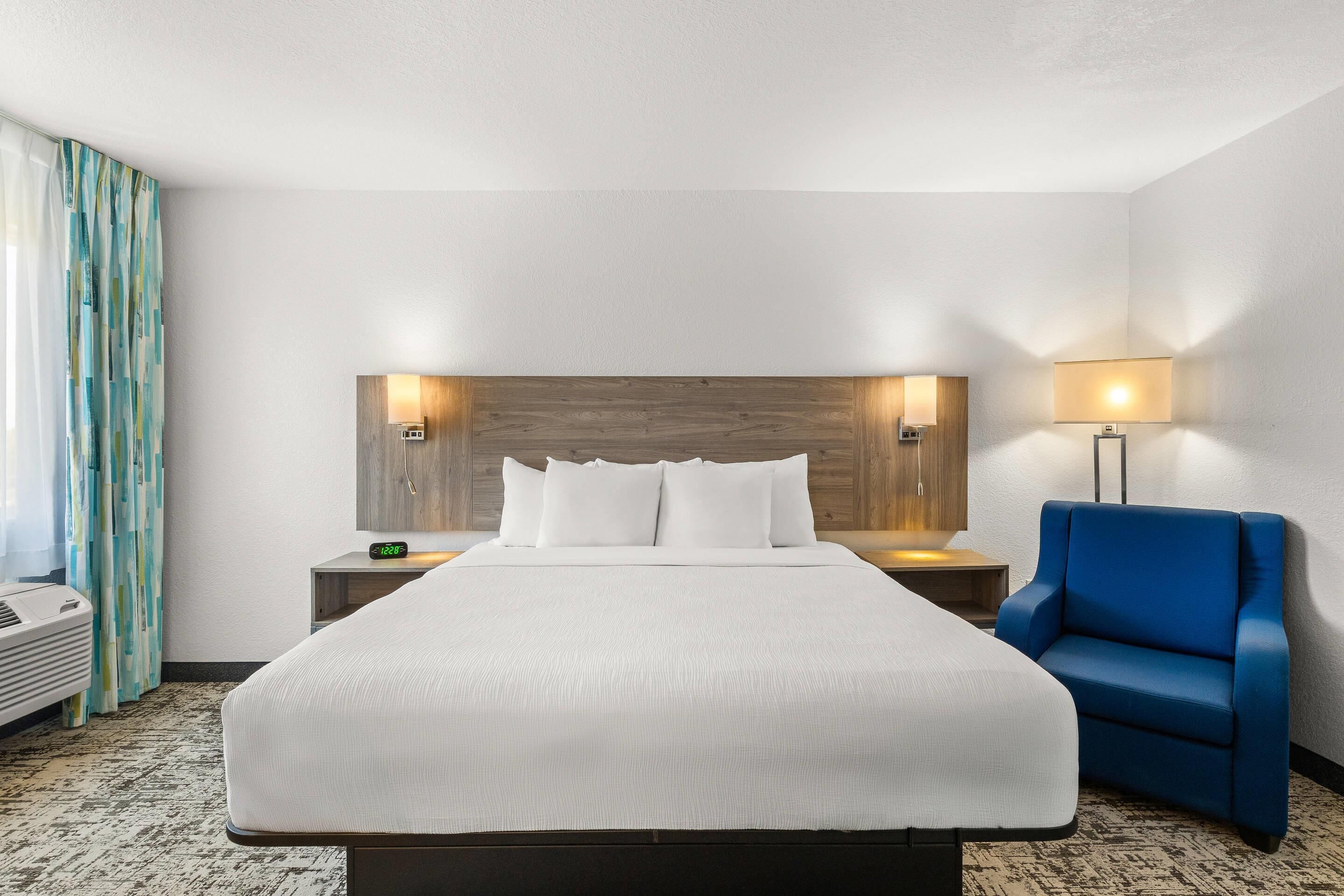 Quarto standard, 1 cama King, acessível, para não fumantes | Camas com colchões pillow-top, escrivaninha