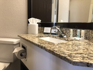 Eco-friendly toiletries, hair dryer, towels - Garner Hotel Denver Airport Area by IHG (Denver)