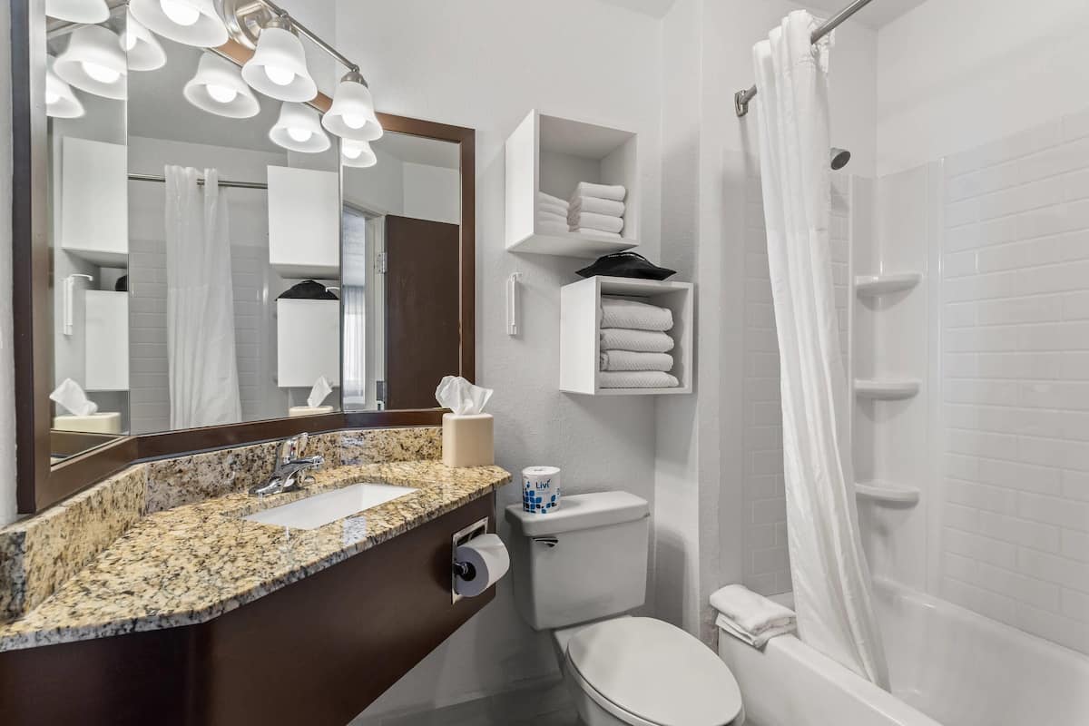1 bedroom, pillow-top beds, desk, laptop workspace