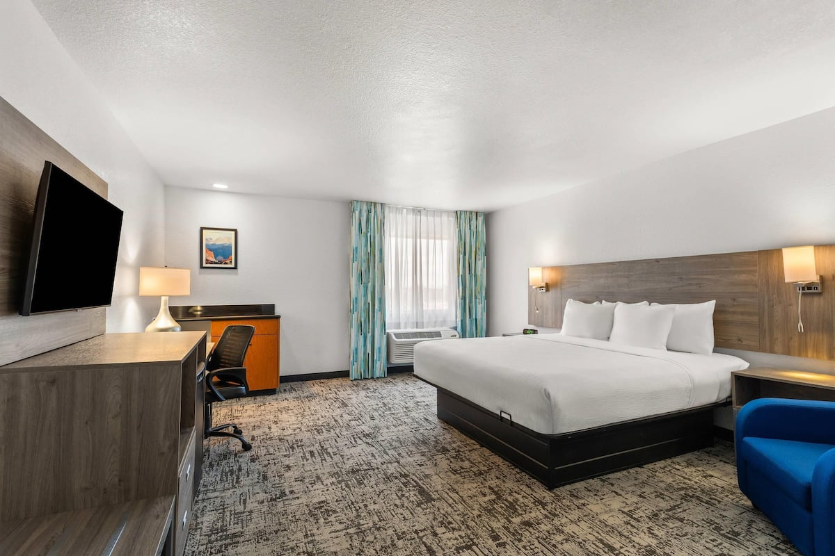Pillowtop beds, desk, laptop workspace, blackout drapes