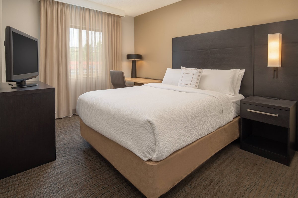 2 bedrooms, down comforters, desk, laptop workspace