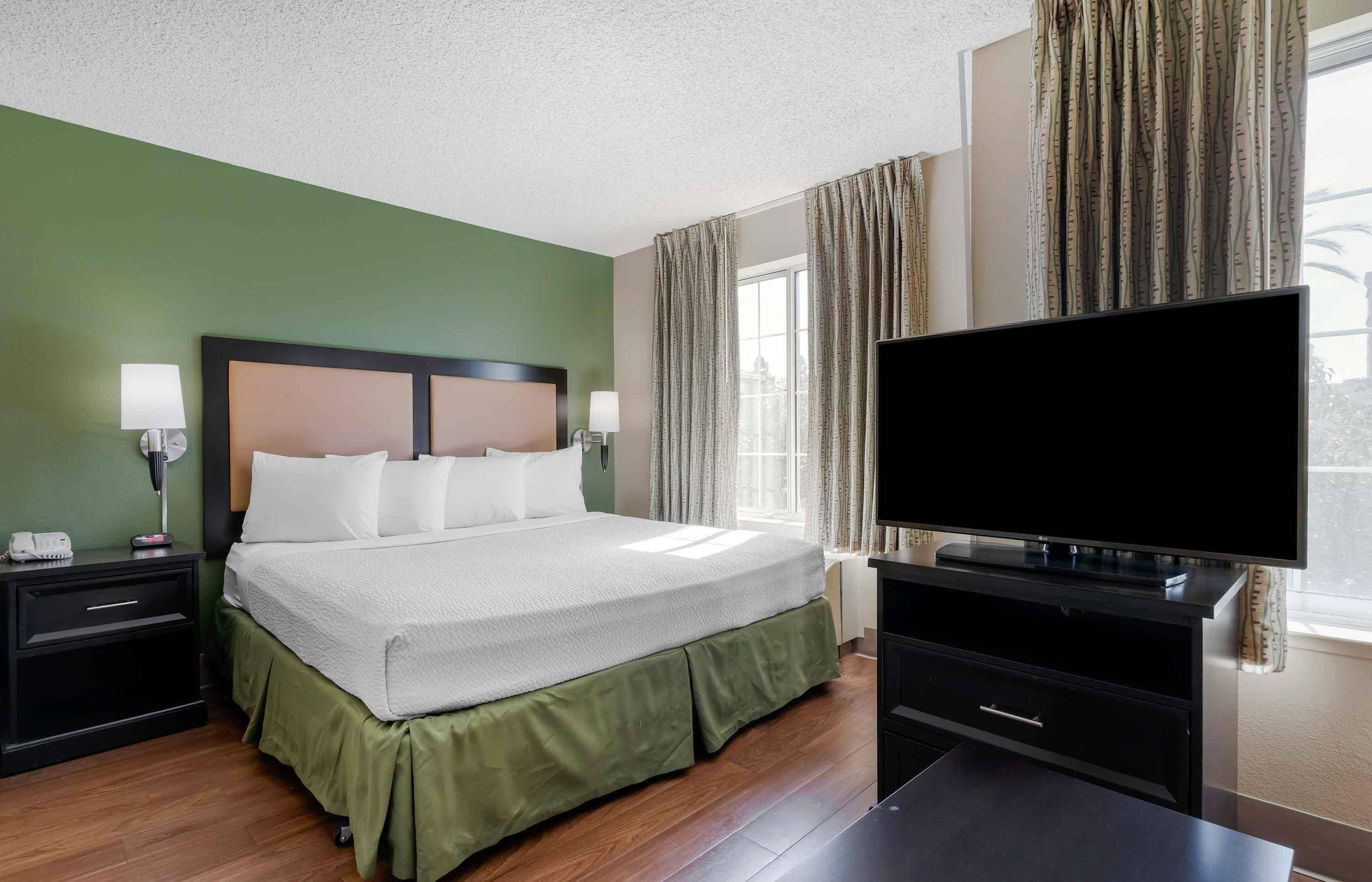 Deluxe Studio, 1 King Bed with Sofa bed, Non Smoking | Desk, iron/ironing board, free WiFi, bed sheets