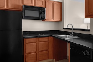 Kühlschrank, Mikrowelle, Wasserkocher mit Kaffee-/Teezubehör