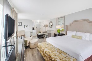 Luxe beddengoed, pillowtop-bedden, een bureau, een laptopwerkplek