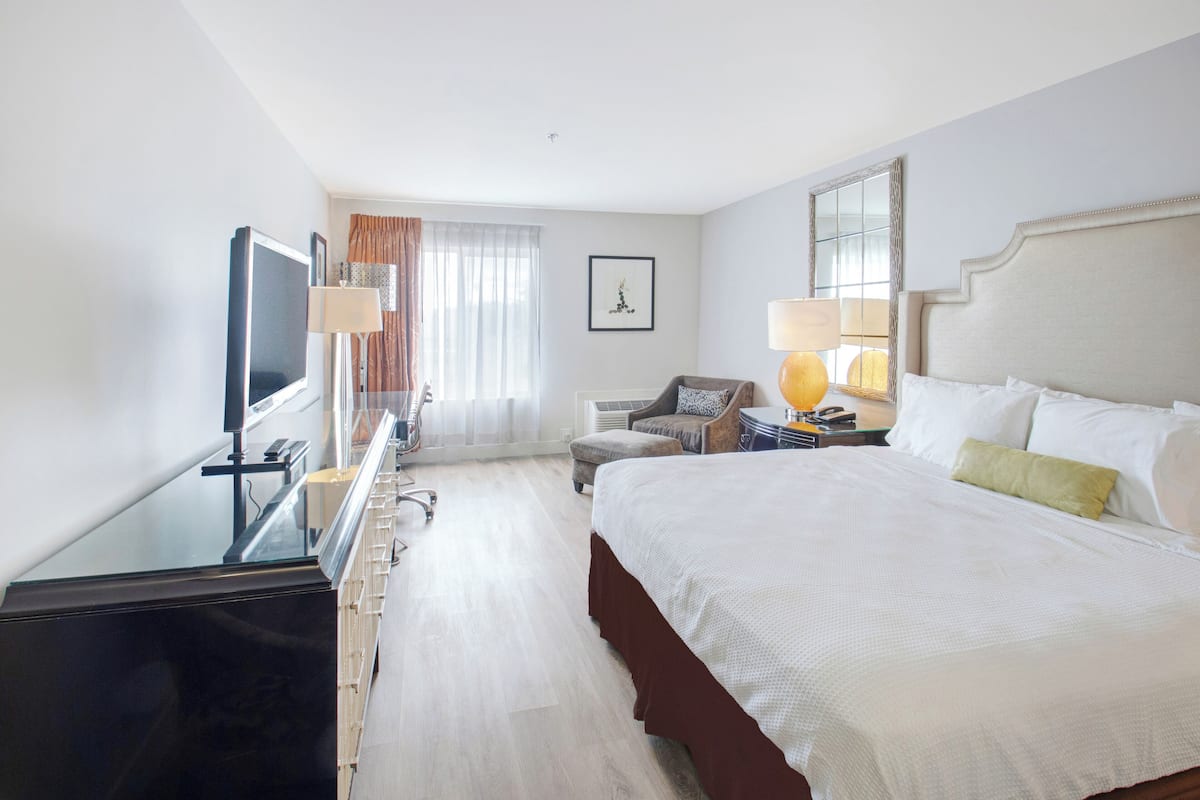 Ropa de cama de alta calidad, colchones con pillow-top y escritorio