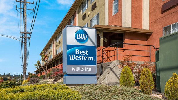 A Best Western Willits Inn sign with a clear view of the building's exterior, including a red brick facade and a balcony. - Best Western Willits Inn (Willits)