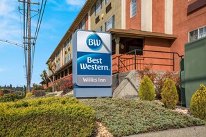 A Best Western Willits Inn sign with a clear view of the building's exterior, including a red brick facade and a balcony. - Best Western Willits Inn (Willits)