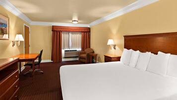 Standardzimmer, 1 King-Bett, Nichtraucher, Kühlschrank und Mikrowelle | Schreibtisch, laptopgeeigneter Arbeitsplatz, Bügeleisen/Bügelbrett