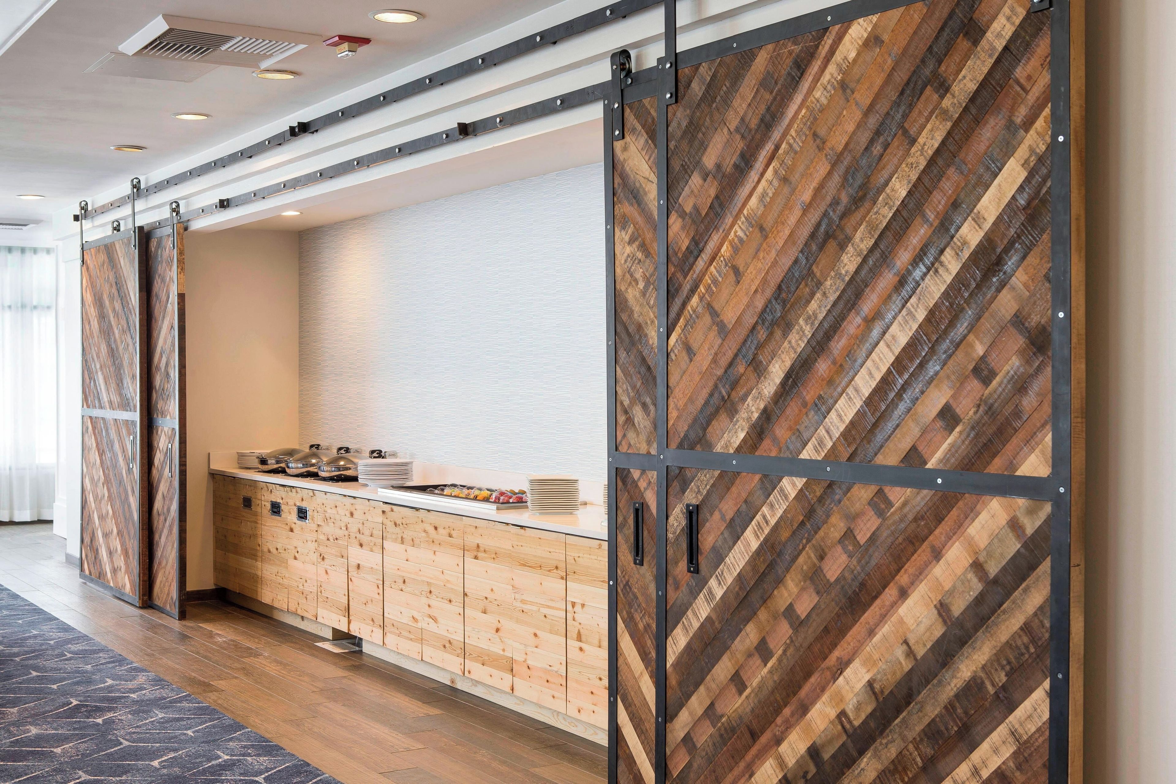 Una cocina moderna con armarios de madera y una barra desayunadora integrada.