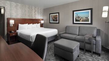 Escritorio, cortinas blackout y tabla de planchar con plancha