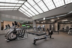 A gym with treadmills, elliptical machines, and weight equipment. - Courtyard by Marriott Seattle Downtown Lake Union (Seattle)