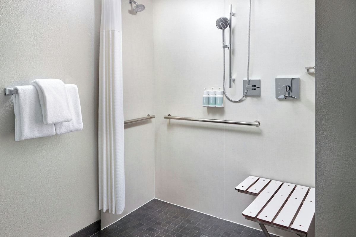 Combined shower/bathtub, free toiletries, hair dryer, towels