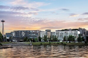 A modern hotel with multiple floors, a courtyard, and a view of the water. - Courtyard by Marriott Seattle Downtown Lake Union (Seattle)