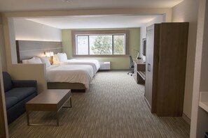 In-room safe, desk, blackout drapes, iron/ironing board - Holiday Inn Express & Suites Colorado Springs North by IHG (Colorado Springs)