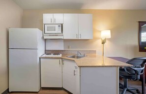 Desk, iron/ironing board, free WiFi, bed sheets - Extended Stay America Suites Frederick Westview Dr (Frederick)