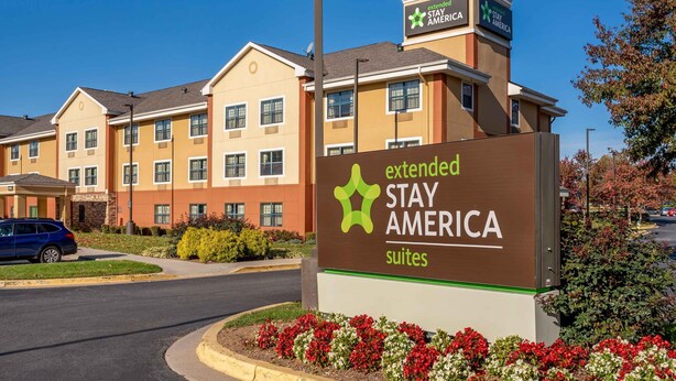 A hotel sign for Extended Stay America Suites with a clear view of the building's exterior. - Extended Stay America Suites Frederick Westview Dr (Frederick)