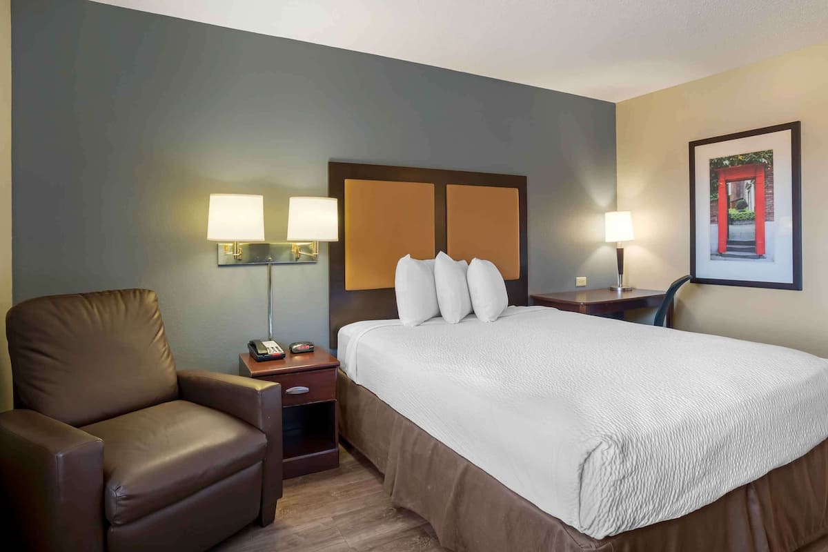 Studio, 1 Queen Bed, Non Smoking | Desk, iron/ironing board, free WiFi, bed sheets
