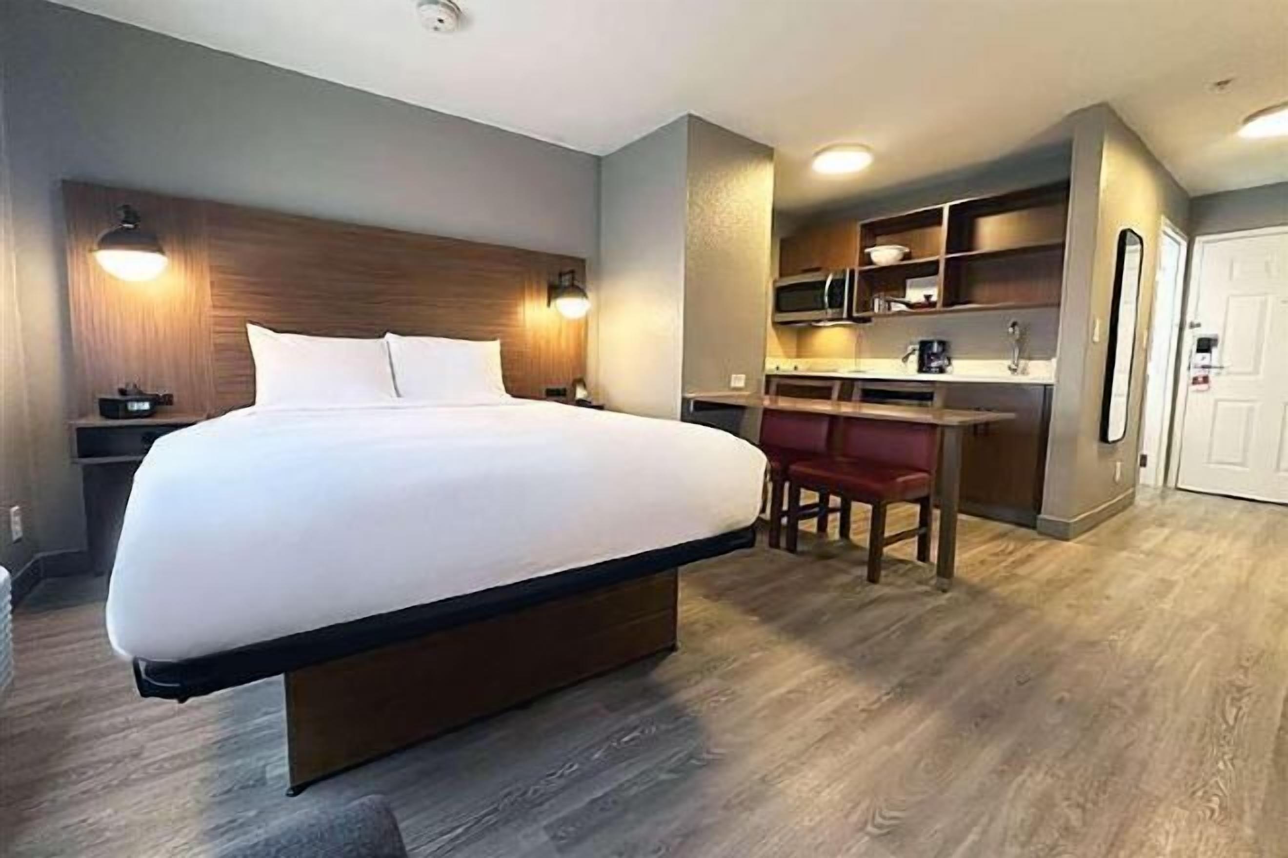 Työpöytä, kannettavalle tietokoneelle sopiva työtila