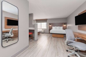Phòng Suite, 2 giường cỡ queen, không hút thuốc (Full Kitchen) | 1 phòng ngủ, bàn, khu vực làm việc phù hợp cho laptop 