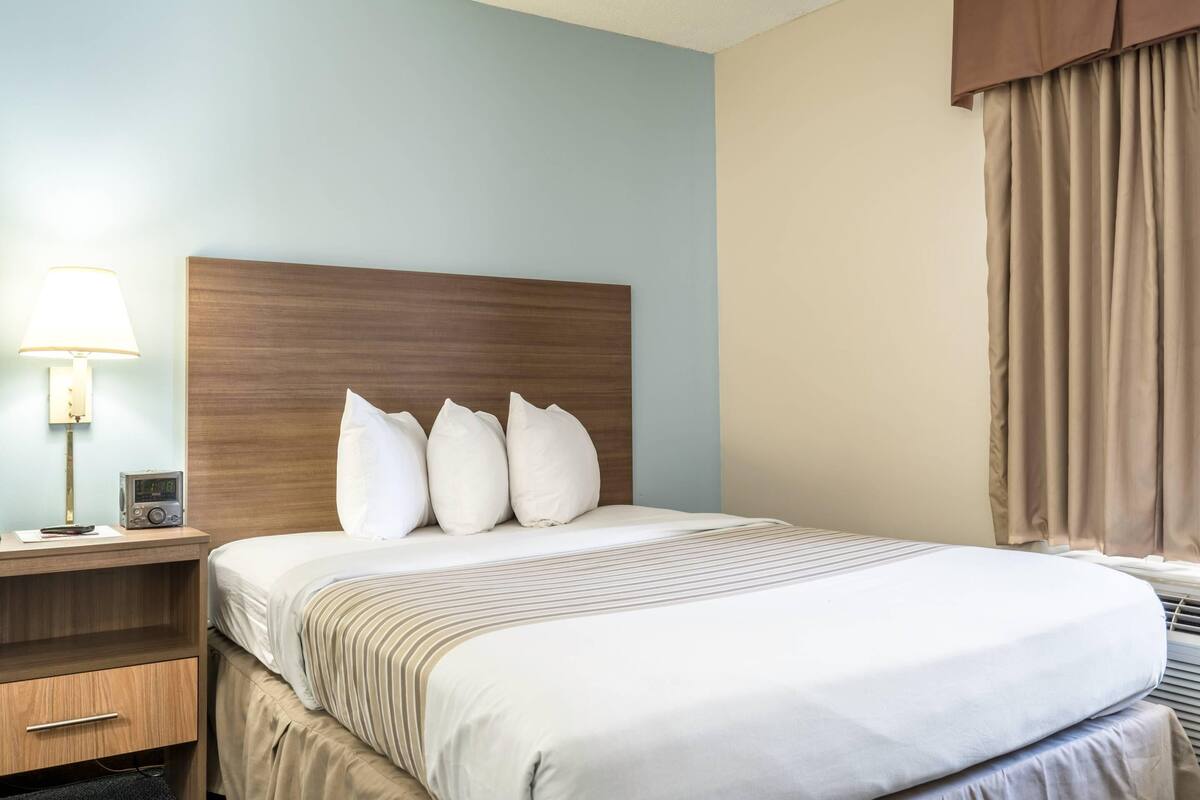 Rom – standard, 1 queensize-seng, ikke-røyk | Senger med overmadrass, blendingsgardiner og strykejern/-brett