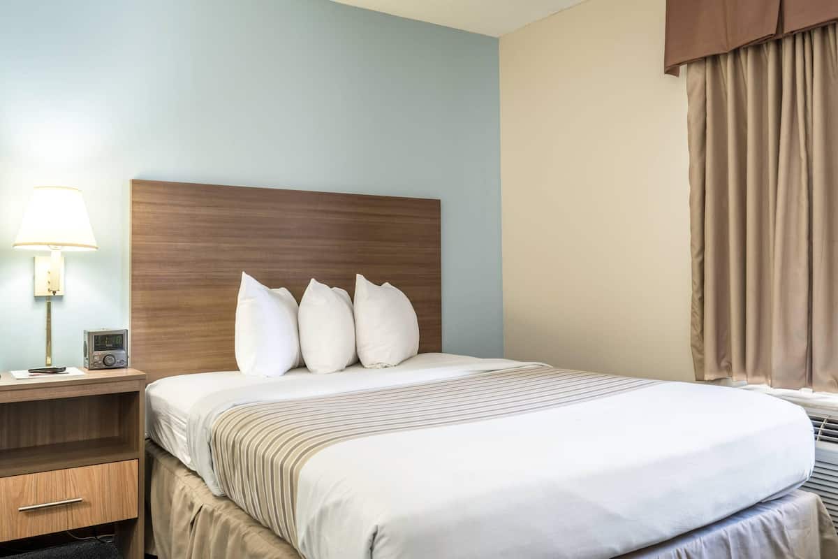 Chambre Standard, 1 grand lit, non-fumeur | Lit avec matelas à plateau-coussin, rideaux d’obscurcissement