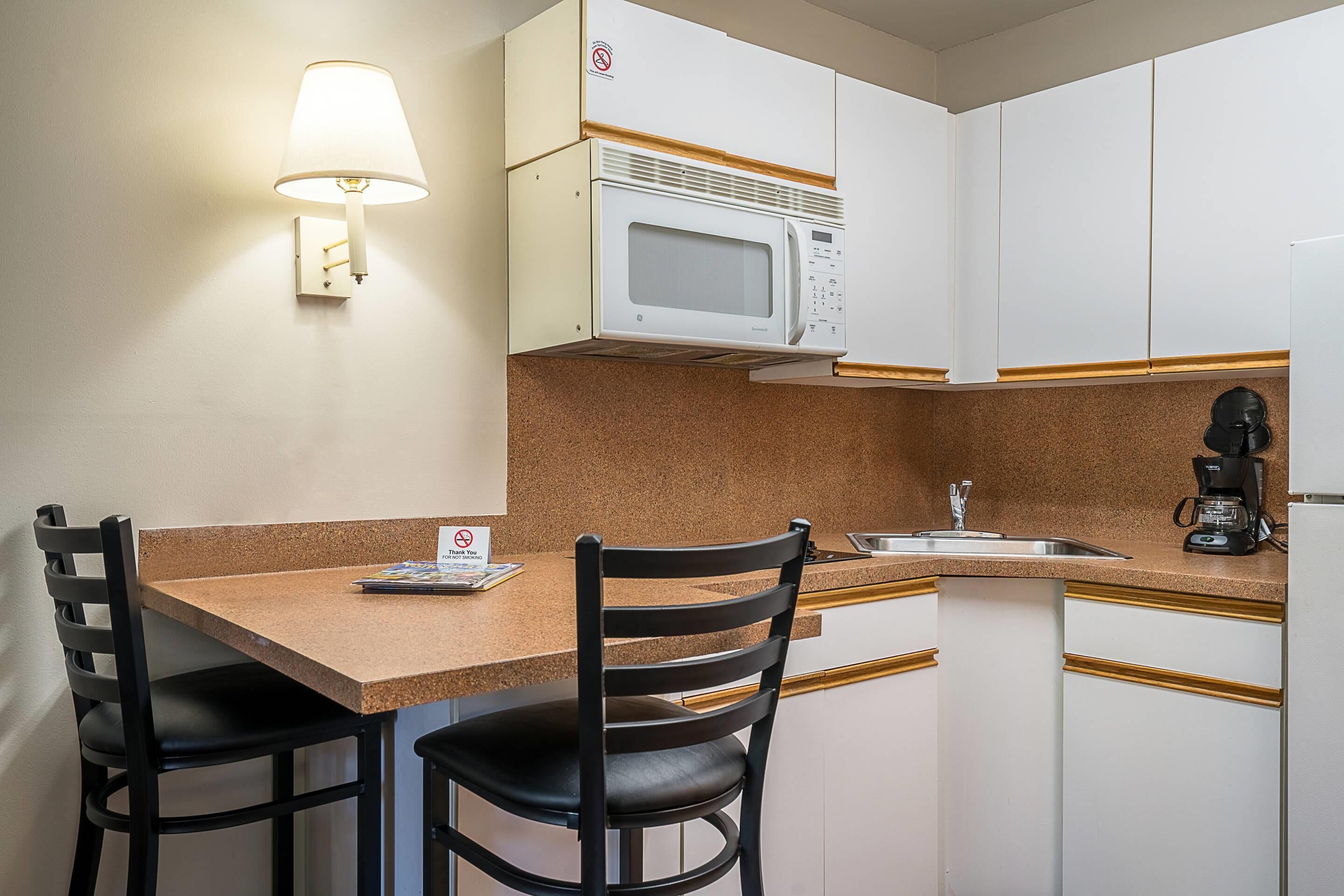 Standard Room, 1 Queen Bed, Smoking | Pillowtop beds, blackout drapes, iron/ironing board, WiFi (free)