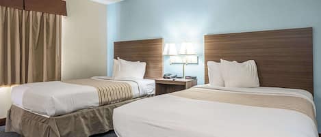 Chambre, 2 lits doubles, accessible aux personnes Ă mobilitĂ© rĂ©duite, non-fumeur (Efficiency) | Lit avec matelas Ă plateau-coussin, rideaux dâobscurcissement