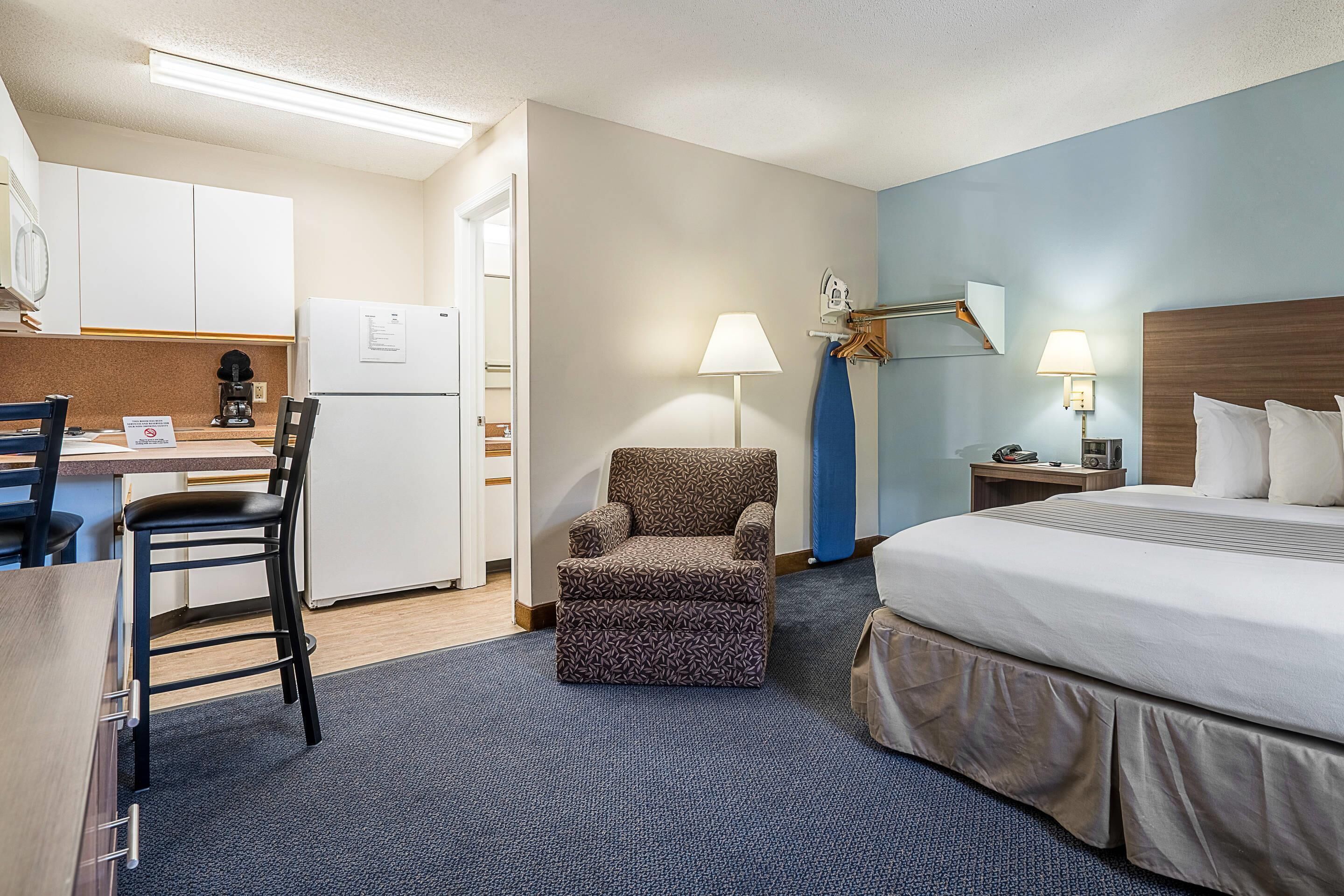 Standard Room, 1 Queen Bed, Non Smoking | Pillowtop beds, blackout drapes, iron/ironing board, WiFi (free)
