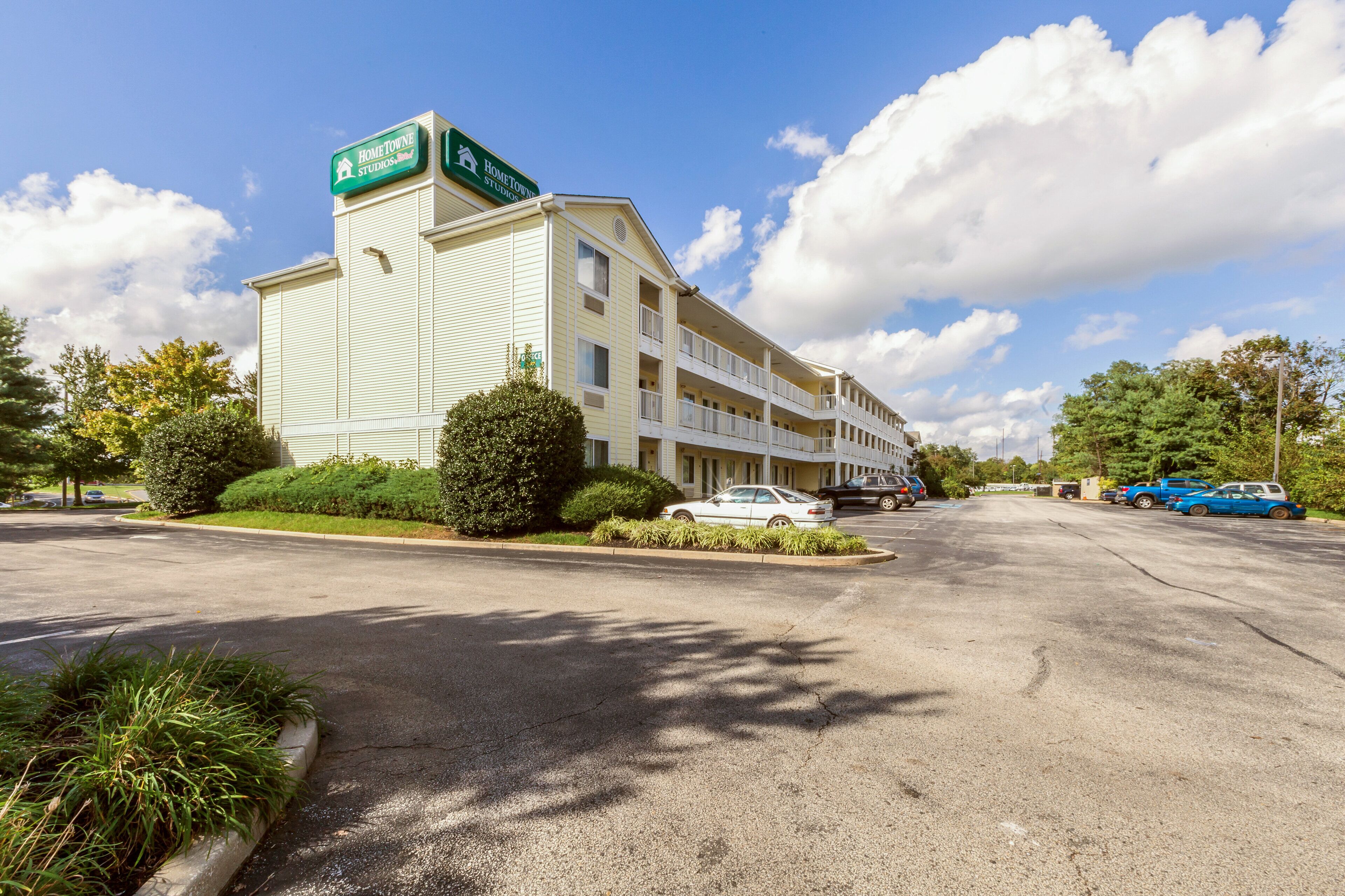 Photo - HomeTowne Studios by Red Roof Philadelphia - Maple Shade, NJ