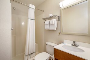 Combined shower/bathtub, towels