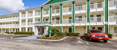Guests can check in at the central entrance, where a covered waiting area provides a convenient spot to relax.