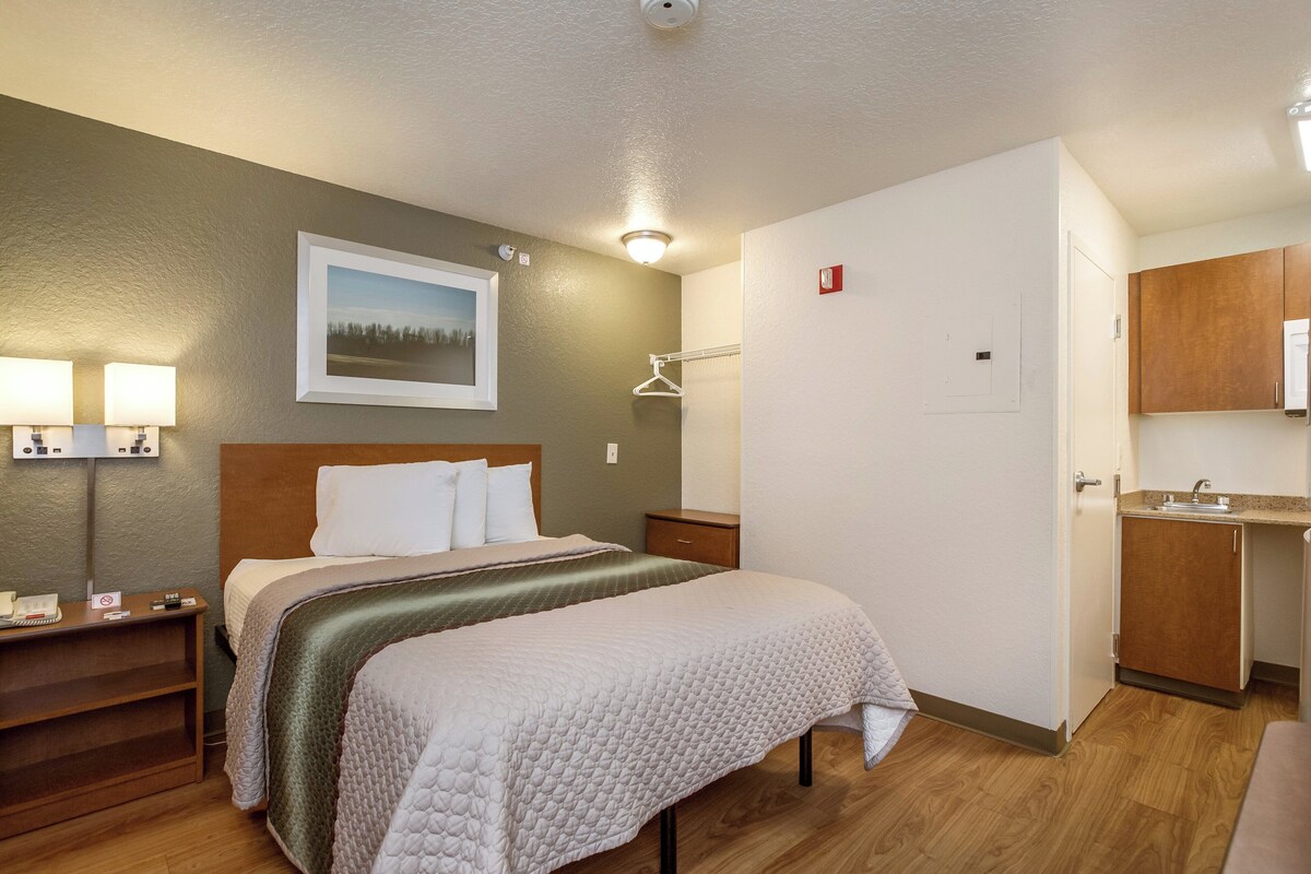 Escritorio, wifi gratis, ropa de cama