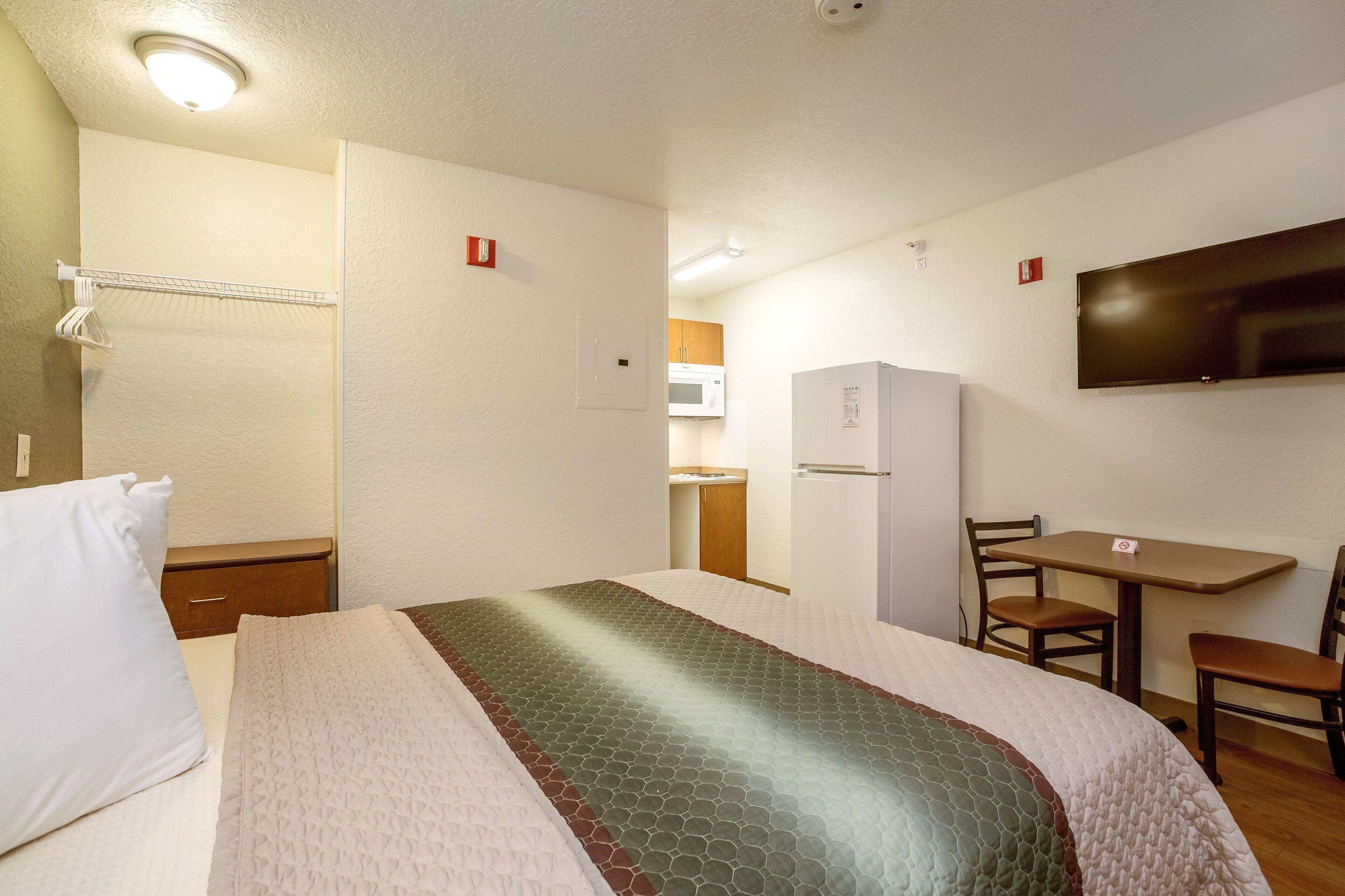 Photo - HomeTowne Studios by Red Roof Philadelphia - Maple Shade, NJ