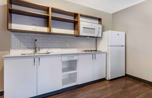 Suite, 1 habitación, no fumadores (2 Full and 1 Sofa Bed) | Cocina privada | Frigorífico grande, microondas, placa de cocina y cafetera o tetera