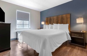 Suite, 1 King Bed, Non Smoking (1 Bedroom) | Premium bedding, desk, laptop workspace, blackout drapes