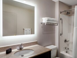 Ducha, secador de pelo y toallas