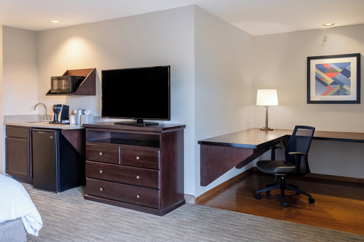 Standard Room, 1 King Bed (Extra Floor Space) | 1 bedroom, in-room safe, desk, iron/ironing board