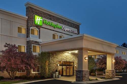 Holiday Inn Express & Suites Chicago-Libertyville by IHG