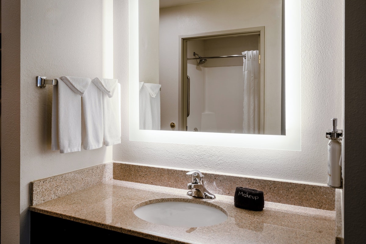 Standard Room, 1 King Bed | Room amenity