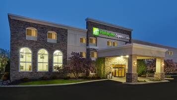 Majoituspaikan julkisivu illalla/yöllä