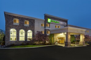 Front of property – evening/night - Holiday Inn Express & Suites Chicago-Libertyville by IHG (Libertyville)
