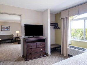 Suite, 1 Schlafzimmer | Zimmersafe, Schreibtisch, Bügeleisen/Bügelbrett, kostenloses WLAN
