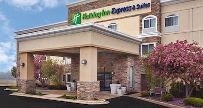  Holiday Inn Express & Suites Chicago-Libertyville