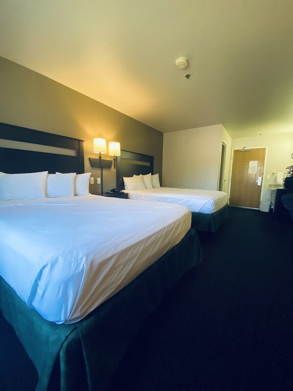 Habitación, 2 camas Queen size, para no fumadores | Escritorio, tabla de planchar con plancha, camas extra y wifi gratis 