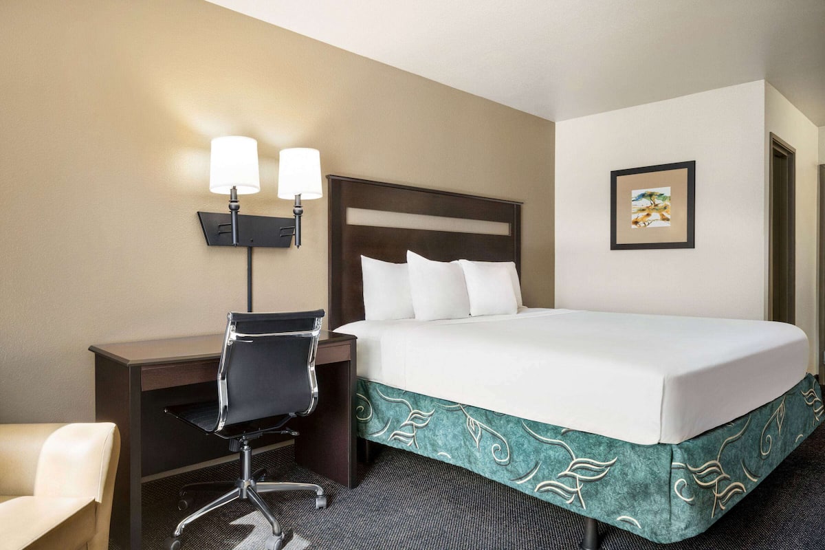 Deluxe Room, 1 Queen Bed, Accessible, Non Smoking (Mobility) | Desk, iron/ironing board, rollaway beds, free WiFi