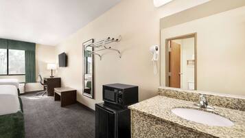 Escritorio, tabla de planchar con plancha, camas supletorias