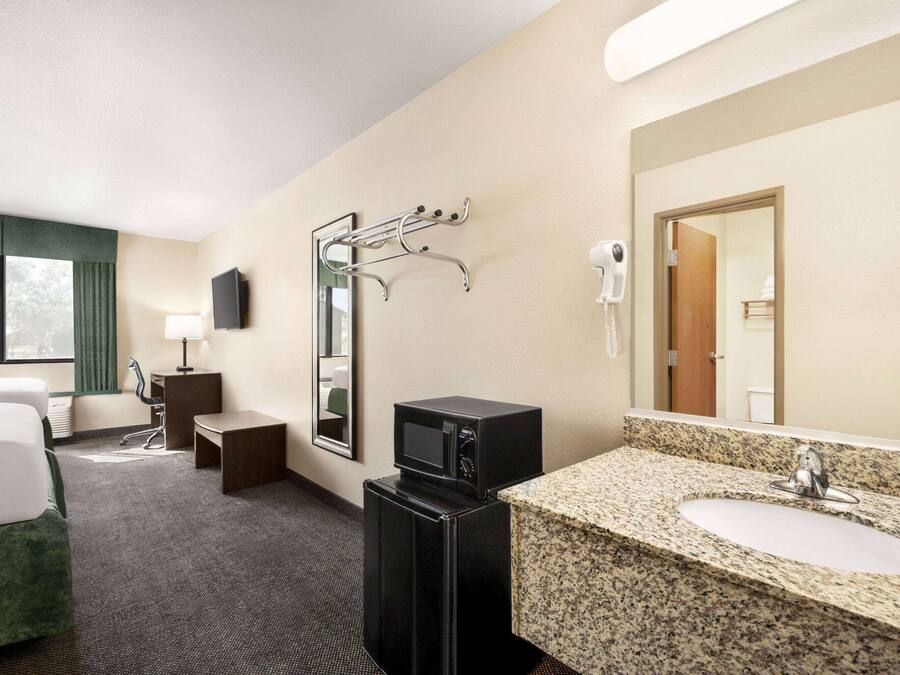 Een bureau, een strijkplank/strijkijzer, extra bedden, gratis wifi